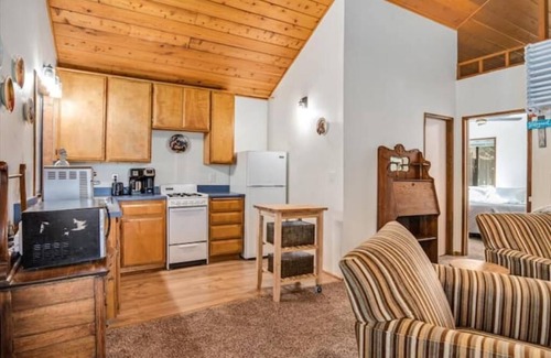 Descanso Cabina | 3RM Loft Cabin w trees, fire pit, swing, horseshoes!