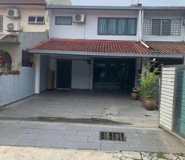 Bukit Jalil Casa | 3Room 10pax SR Landed Comfy 5 Star Sofa&Bed 4 Parking