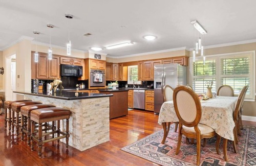 Fort Lawn Casa | 4.2-Acre Lakefront– Game Room，Hot Tub & Private Dock !