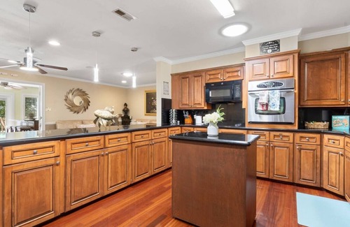 Fort Lawn Casa | 4.2-Acre Lakefront– Game Room，Hot Tub & Private Dock !