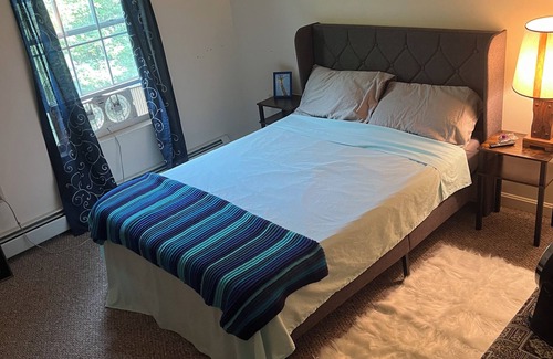 Hampden Apartamento | 4:20 Friendly room in cozy apartment close to downtown Bangor.