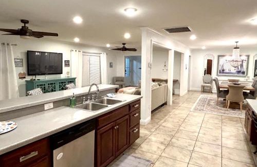 Gulfport Casa | 4/3 Home Centrally Located, beach, casino, airport, dining, golfing, shopping, entertainment