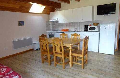 La Chapelle-en-Valgodemard Apartamento | 4/6 person duplex apartment in chalet, balcony, swimming pool