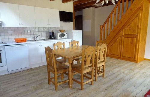 La Chapelle-en-Valgodemard Apartamento | 4/6 person duplex apartment in chalet, balcony, swimming pool