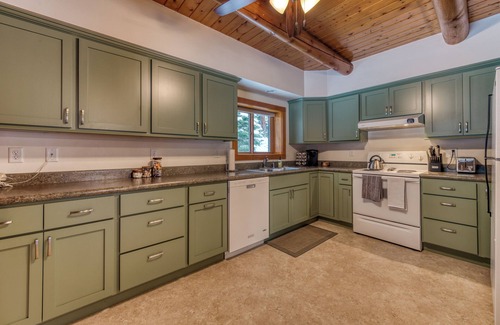 Darby Cabina | 4+Acre Cabin-Ski-Fish-Hike