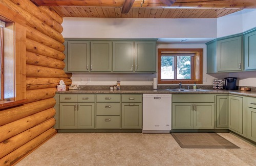 Darby Cabina | 4+Acre Cabin-Ski-Fish-Hike