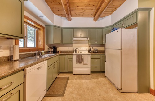 Darby Cabina | 4+Acre Cabin-Ski-Fish-Hike