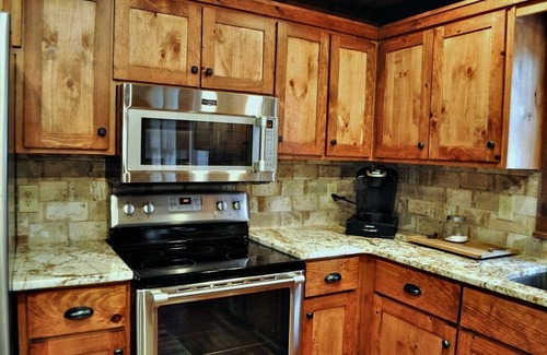 Waleska Casa | 4 B/R, Flat Lot, Only a few Steps to the Water, Beautiful Lake Front, Quiet Cove