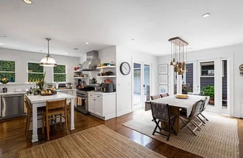 Greater Wilshire - Hancock Park Casa | 4 bd 3.5 ba in LA