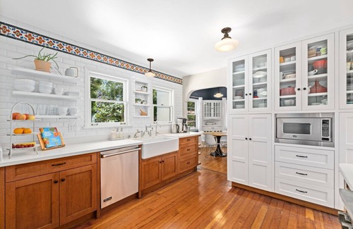 West Los Angeles Casa | 4 bd + 3 ba Westwood Spanish getaway: 1 king + 1 queen, fitness, office, outdoor