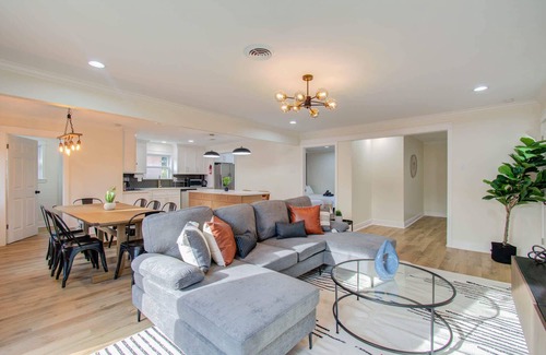 Braeswood Place Casa | 4-BD Central Location w Pool, Patio, Firepit