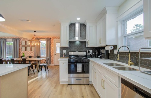 Braeswood Place Casa | 4-BD Central Location w Pool, Patio, Firepit