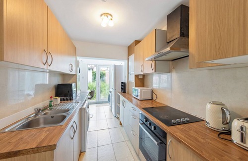 Gillingham Casa | 4 Bd House, Sleeps 8 with Garden-Tv-Internet