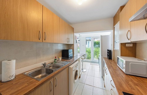 Gillingham Casa | 4 Bd House, Sleeps 8 with Garden-Tv-Internet