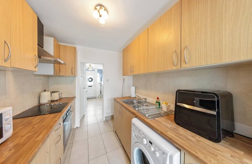 Gillingham Casa | 4 Bd House, Sleeps 8 with Garden-Tv-Internet