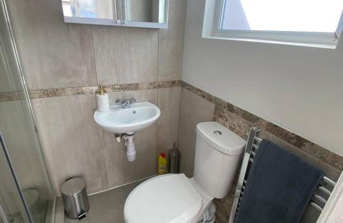 Gillingham Casa | 4 Bd House Sleeps 8 with Garden-Tv-Internet