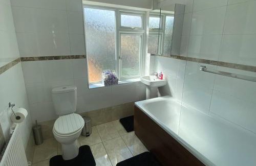 Gillingham Casa | 4 Bd House Sleeps 8 with Garden-Tv-Internet