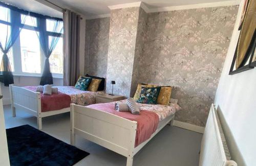 Gillingham Casa | 4 Bd House Sleeps 8 with Garden-Tv-Internet