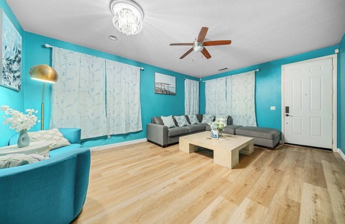 Northeast Anaheim Casa | 4 bd house with 2 living rooms near Disneyland