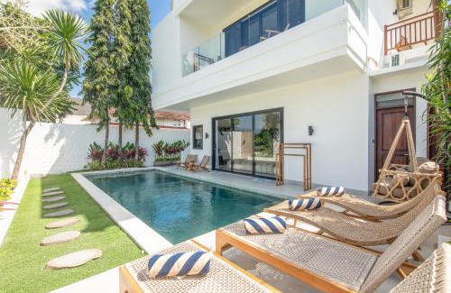 Batubelig Villa | 4 Bd Seminyak With Paddy View, Enclosed Living