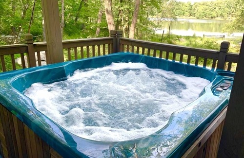 East Stroudsburg Casa | 4 BD Stylish Cottage W Private Pool & hot-tub by RedAwning