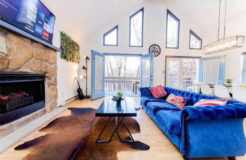 East Stroudsburg Casa | 4 BD Stylish Cottage W Private Pool & hot-tub