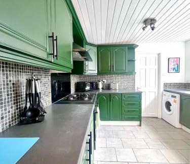 Sunderland Casa | 4 Bdrm 10 Min Walk To Hospital