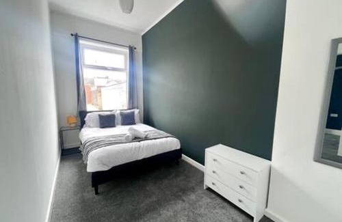 Sunderland Casa | 4 Bdrm 10 Min Walk To Hospital