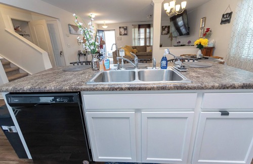 Midland Casa | 4-bdrm/3-ba home with WiFi, fenced yard, AC & washer/dryer. 20 mins to Charlotte