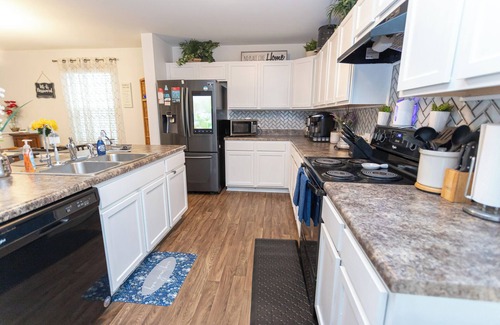 Midland Casa | 4-bdrm/3-ba home with WiFi, fenced yard, AC & washer/dryer. 20 mins to Charlotte