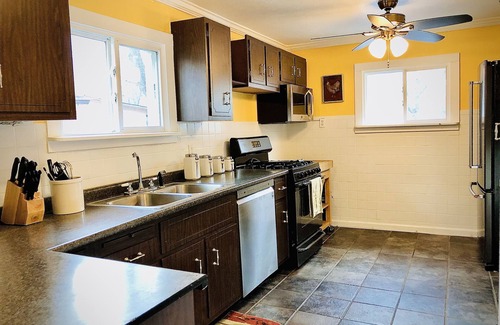 Geneva-on-the-Lake Casa | 4 BDRM House Sleeps 11 in the Heart of Geneva on the Lake