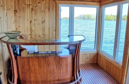 Bracebridge Cabaña | 4 bdrm +loft, 3 bath, Island Property on Lake Muskoka! Beach Hut! Hot tub!
