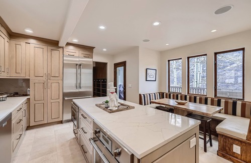 Highland Meadows Casa | 4 hab + loft, 4. 5 baños West Vail Mountain Tudor duerme 13!