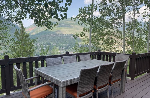 Highland Meadows Casa | 4 hab + loft, 4. 5 baños West Vail Mountain Tudor duerme 13!