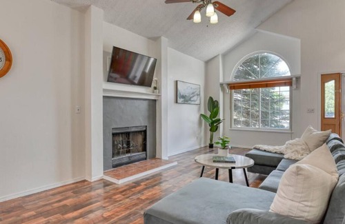 Colorado Springs Casa | 4 Bdrms, fenced back yard, Pool Table and Mtn Views