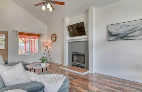 Colorado Springs Casa | 4 Bdrms, fenced back yard, Pool Table and Mtn Views