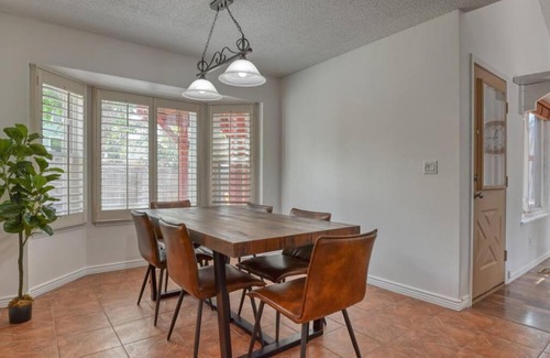 Colorado Springs Casa | 4 Bdrms, fenced back yard, Pool Table and Mtn Views