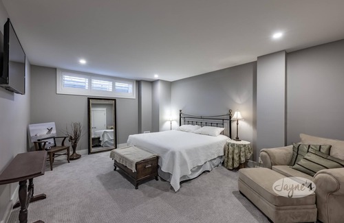 Oro Station Cabaña | 4 bed 3 bath cottage on Lake Simcoe, Southwest Exposure! Boathouse!