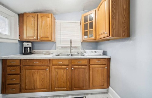 Akron Apartamento | 4 Bed 1 Bath Apt in Akron's North Hill Area