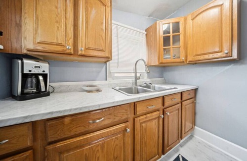 Akron Apartamento | 4 Bed 1 Bath Apt in Akron's North Hill Area