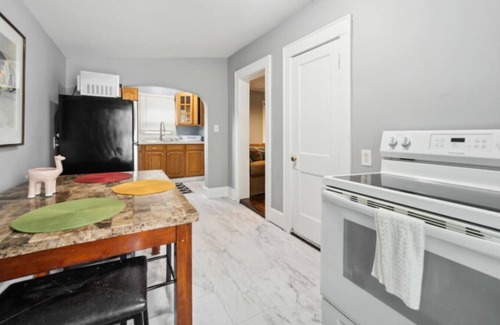 Akron Apartamento | 4 Bed 1 Bath Apt in Akron's North Hill Area