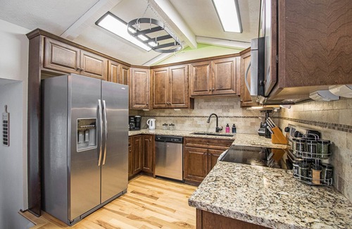 Millard Casa | 4 Bed; 2.5 Bath ; 940 Mbps ; Fenced Yard ; Grill