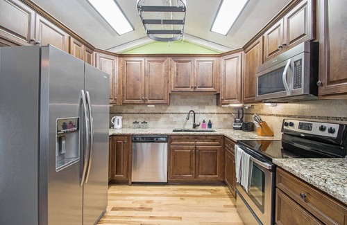 Millard Casa | 4 Bed; 2.5 Bath ; 940 Mbps ; Fenced Yard ; Grill