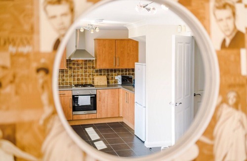 Liverpool Casa | 4 Bed+2.5 Bath|Contractors + Groups| Free Parking!