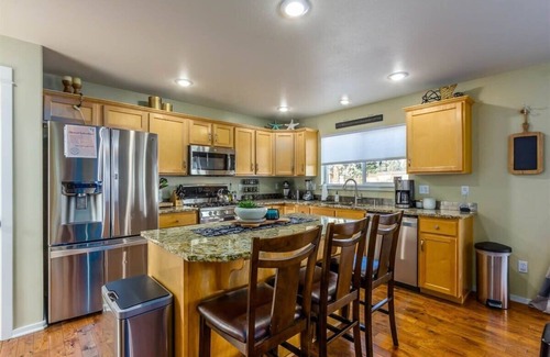 Boyd Acres Casa | 4 habitaciones en 3/4 de Acre en Bend, Se aceptan mascotas con bañera de hidromasaje y gran pozo de fuego