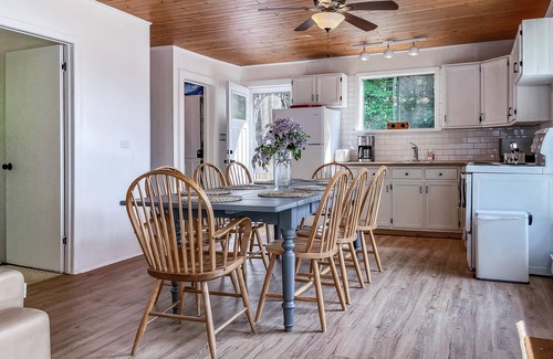 Muskoka Lakes Cabaña | 4 bed 2 bath cottage on Lake Rosseau!