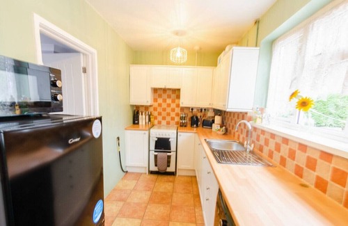 Ipswich Casa | 4 Bed - 2 Baths 1 Walk in Shower Lots of Parking