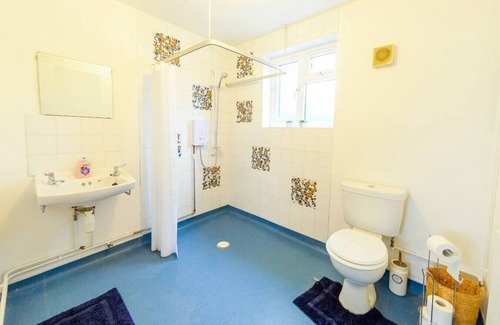 Ipswich Casa | 4 Bed - 2 Baths 1 Walk in Shower Lots of Parking