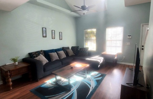 Tallahassee Condominio | 4 Bed 3.5 bath with king bed and jacuzzi tub!