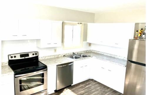 Winchester Casa | 4 Bed 3 bath clean , spacious all brick home , welcome families and work groups